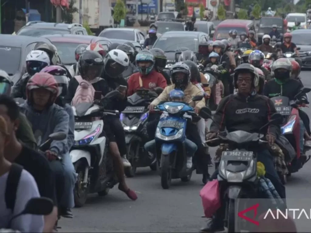 Pengendara roda dua mendominasi puncak arus balik Hari Raya Idul Fitri 1444 Hijriah dari arah timur menuju Jakarta di Jalur Pantura (ANTARA/Pradita Kurniawan Syah)