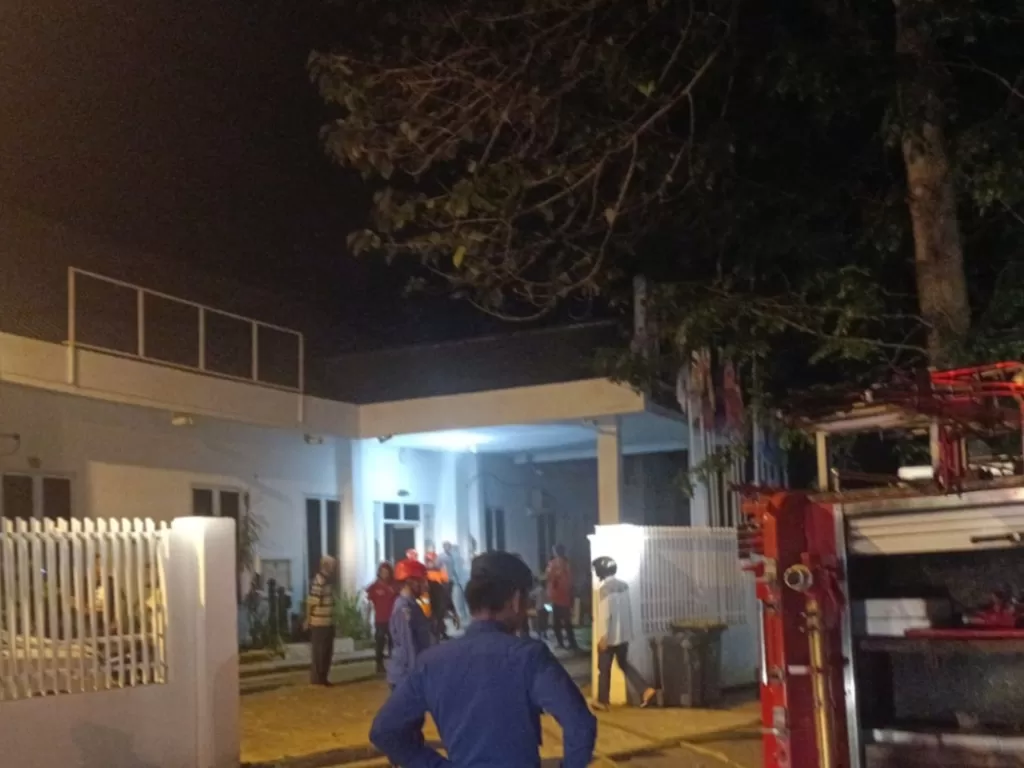Tim Damkar memadamkan api di ruangan kantor KPU Kota Parepare (Z Creators/Hasruddin)