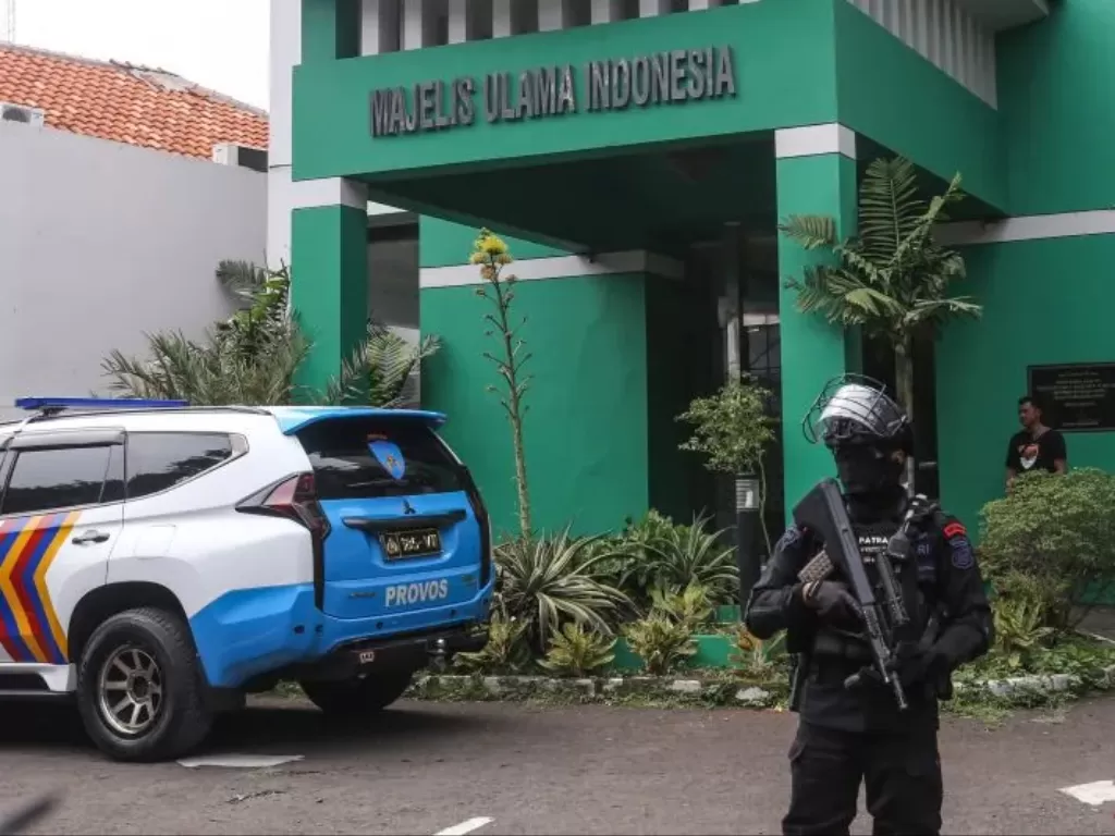 Anggota Brimob berjaga usai kejadian penembakan di Kantor Majelis Ulama Indonesia (MUI) Pusat, Jakarta, Selasa (2/5/2023). (ANTARA FOTO/Asprilla Dwi Adha)