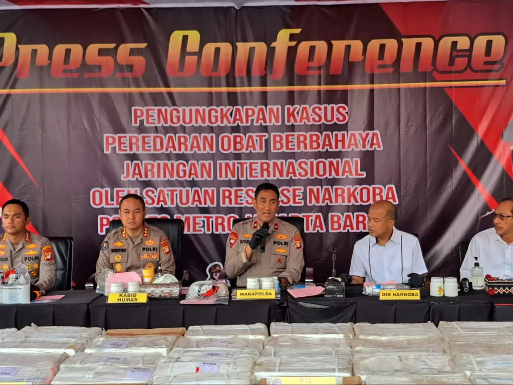 Konferensi pers Wakapolda Metro Jaya Brigjen Suyudi terkait gudang tramadol dan heximer di Polres Metro Jakbar. (INDOZONE/Samsudhuha Wildansyah).