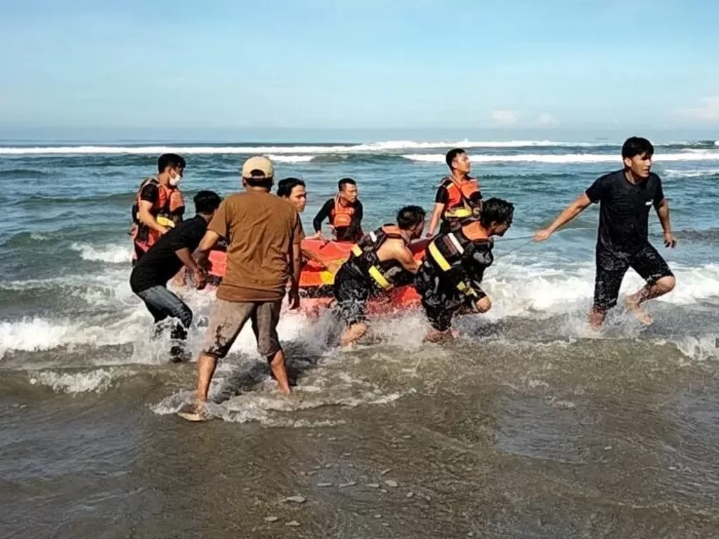 Proses evakuasi korban tenggelam di Pantai Panjang Bengkulu (Z Creators/Etri Hayati)