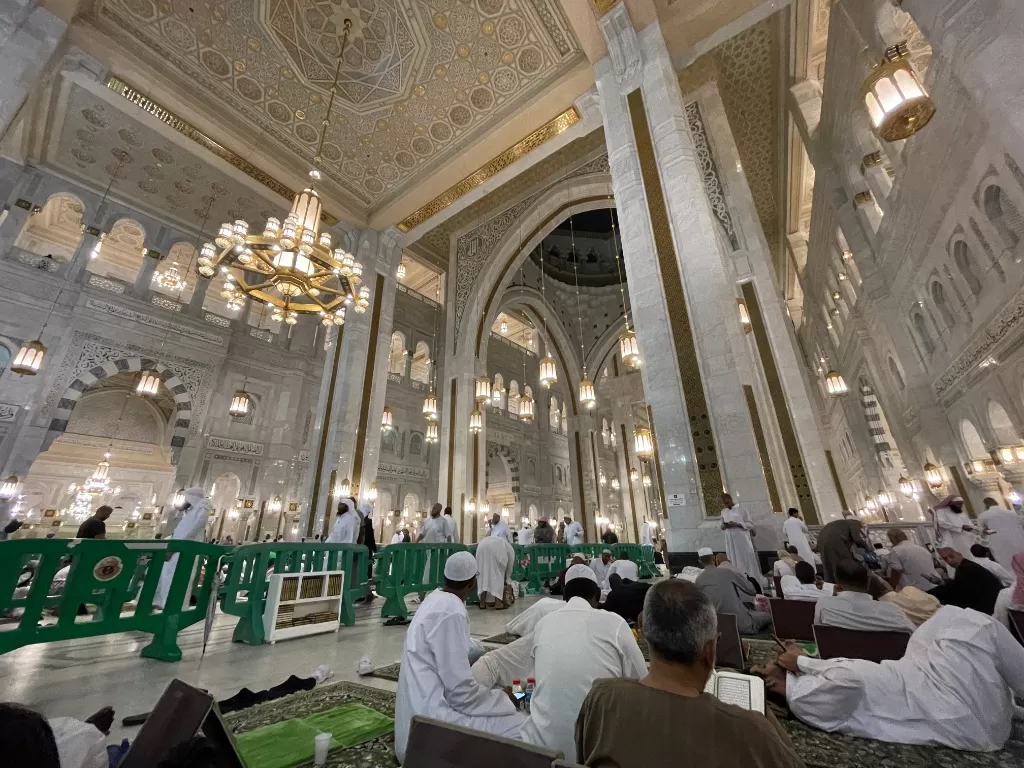 Salah satu ruang ibadah di lantai dasar, bangunan baru Masjidil Haram. (Z Creators/Rafiq Achmad).