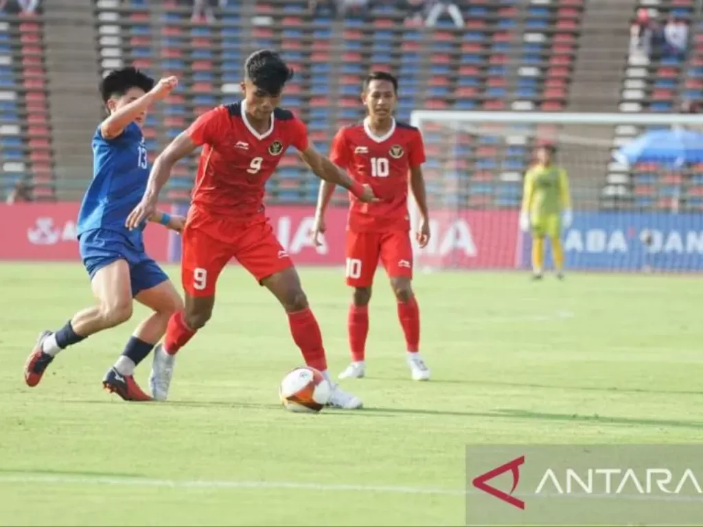   Penyerang timnas Indonesia U-22 Ramadhan Sananta mencoba menguasai bola pada pertandingan Grup A SEA Games 2023 Kamboja, yang dimainkan di Stadion Nasional, Phnom Penh, Kamboja, Sabtu (29/4/2023) (ANTARA/HO/PSSI).