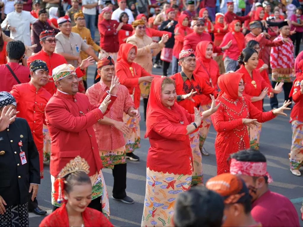 Wali kota Semarang Hevearita Gunaryanti Rahayu berjoget bersama dalam peringat HUT Kota Semarang. (Ist)