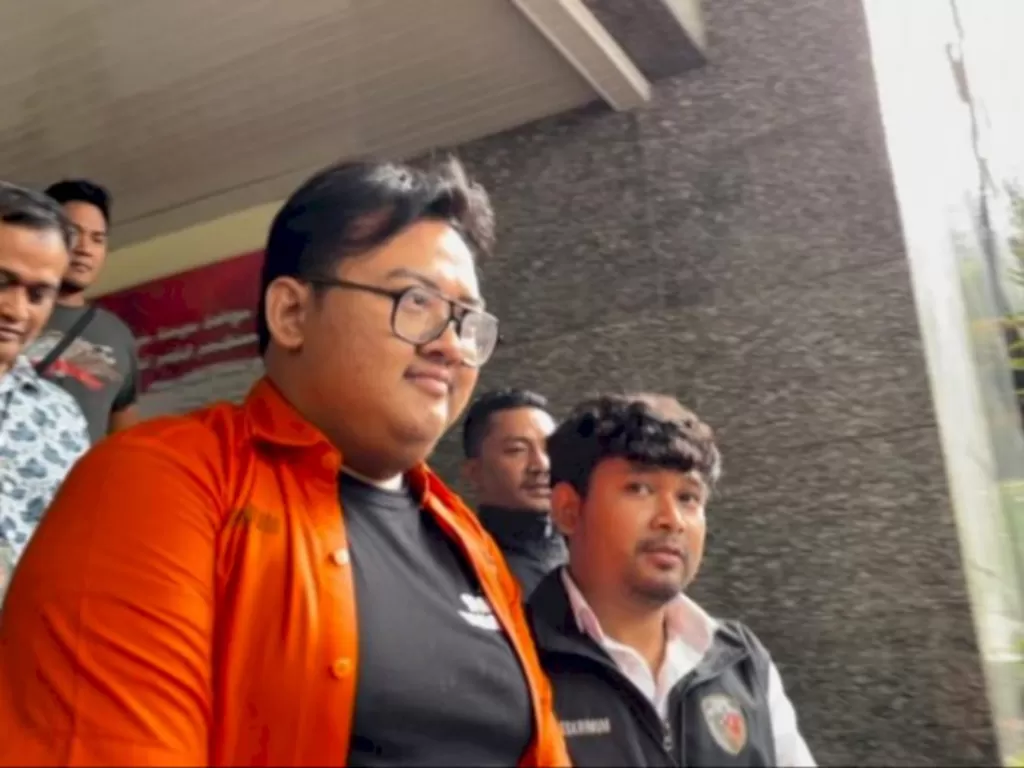 Yudo Andreawan pakai baju tahanan di Polda Metro Jaya (INDOZONE/Samsudhuha Wildansyah)