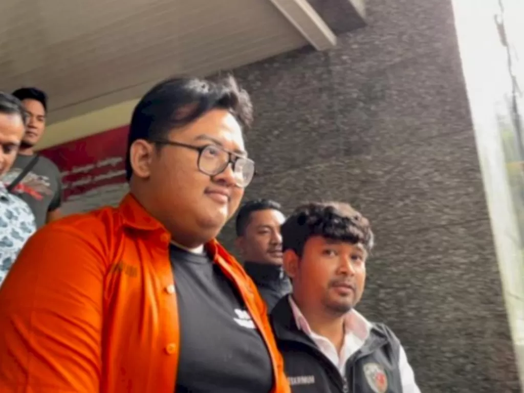 Yudo Andreawan pakai baju tahanan di Polda Metro Jaya. (INDOZONE/Samsudhuha Wildansyah)
