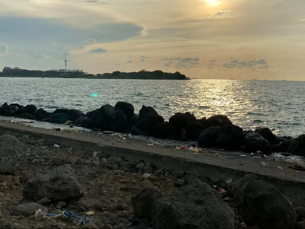 Sampah menumpuk pada beberapa titik di Pantai Marina Semarang. (Z Creators/Lulu Nida)