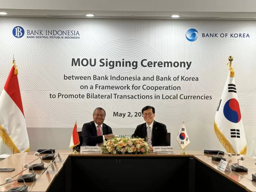 Gubernur Bank Indonesia (BI) Perry Warjiyo (kiri) dan Gubernur Bank of Korea RHEE Chang Yong (kanan) menandatangani nota kesepahaman kerja sama untuk mendorong penggunaan mata uang lokal masing-masing negara (bi.go.id)