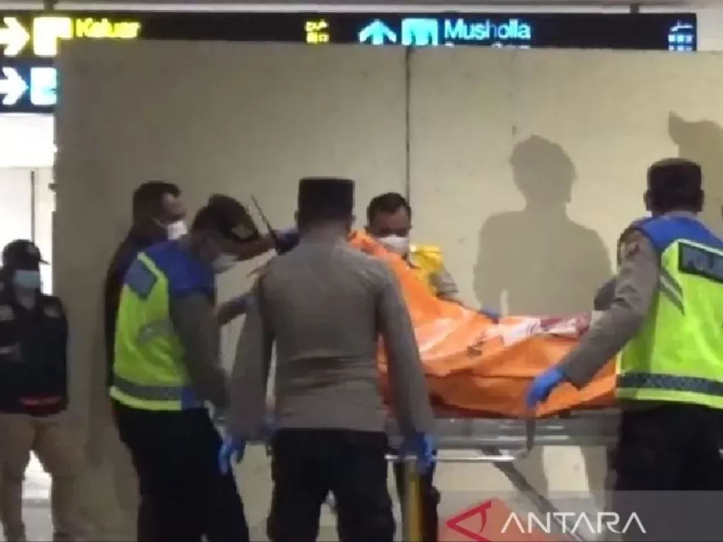 Mayat perempuan yang ditemukan di dasar lift Bandara Kualanmu dievakuasi. (ANTARA/Rahmad Hidayat)