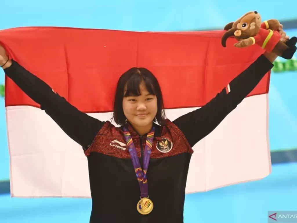 Atlet renang berbakat, Flairene Candrea ditunjuk sebagai pembawa bendera Indonesia di upacara pembukaan SEA Games 2023. ( ANTARA FOTO/Aditya Pradana Putra)