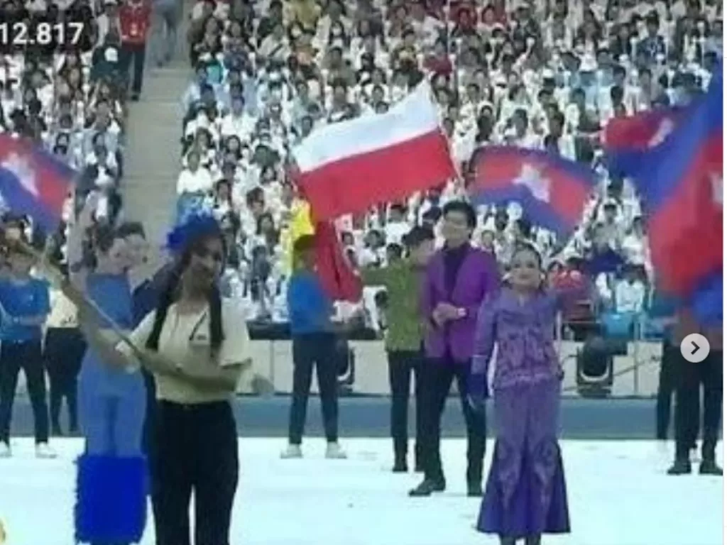 Tangkapan layar momen bendera Indonesia terpasang kebalik di upacara pembukaan SEA Games 2023. (Instagram/@saksiball)