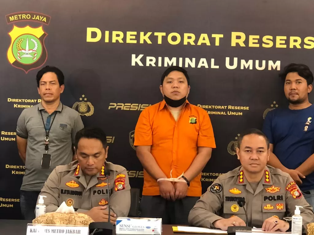 David Yulianto terancam hukuman 20 tahun penjara setelah ditetapkan sebagai tersangka penodongan di tol Jakarta dengan mengemudikan mobil berpelat dinas polri palsu. (INDOZONE/Samsudhuha Wildansyah)