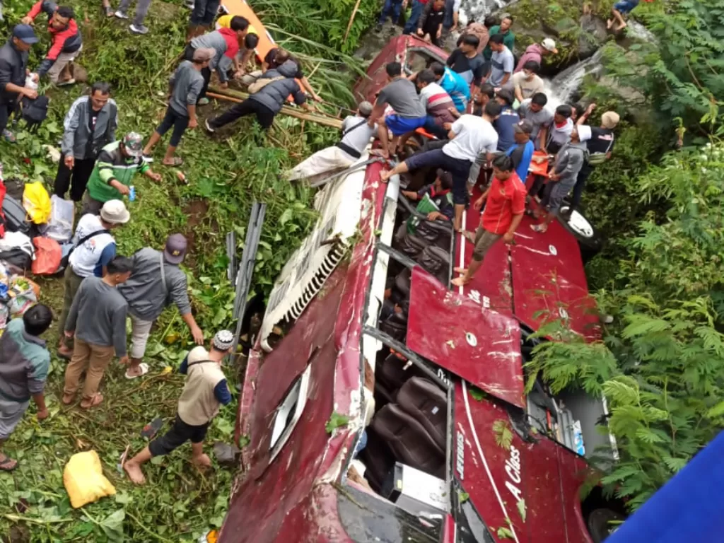 Puluhan penumpang jadi korban saat sebuah bus terjun bebas ke sungai. (Z Creators/Arina Amaliya)