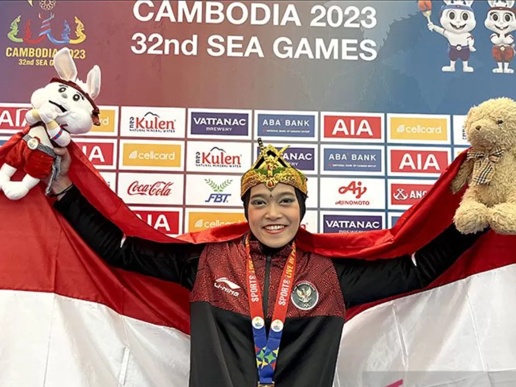 Pesilat Puspa Arumsari berpose usai memenangkan medali emas dalam cabang olahraga pencak silat nomor tunggal putri artistik di SEA Games Kamboja, Minggu (7/5/2023). (ANTARA/Arnidhya Nur Zhafira) 