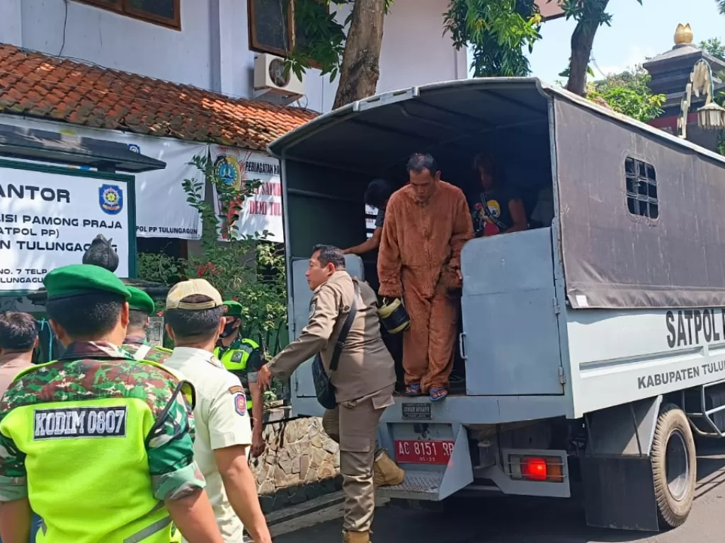 Petugas gabungan Satpol PP Tulungagung dan TNI merazia para pengemis. (Z Creators/Firmanto Imansyah)
