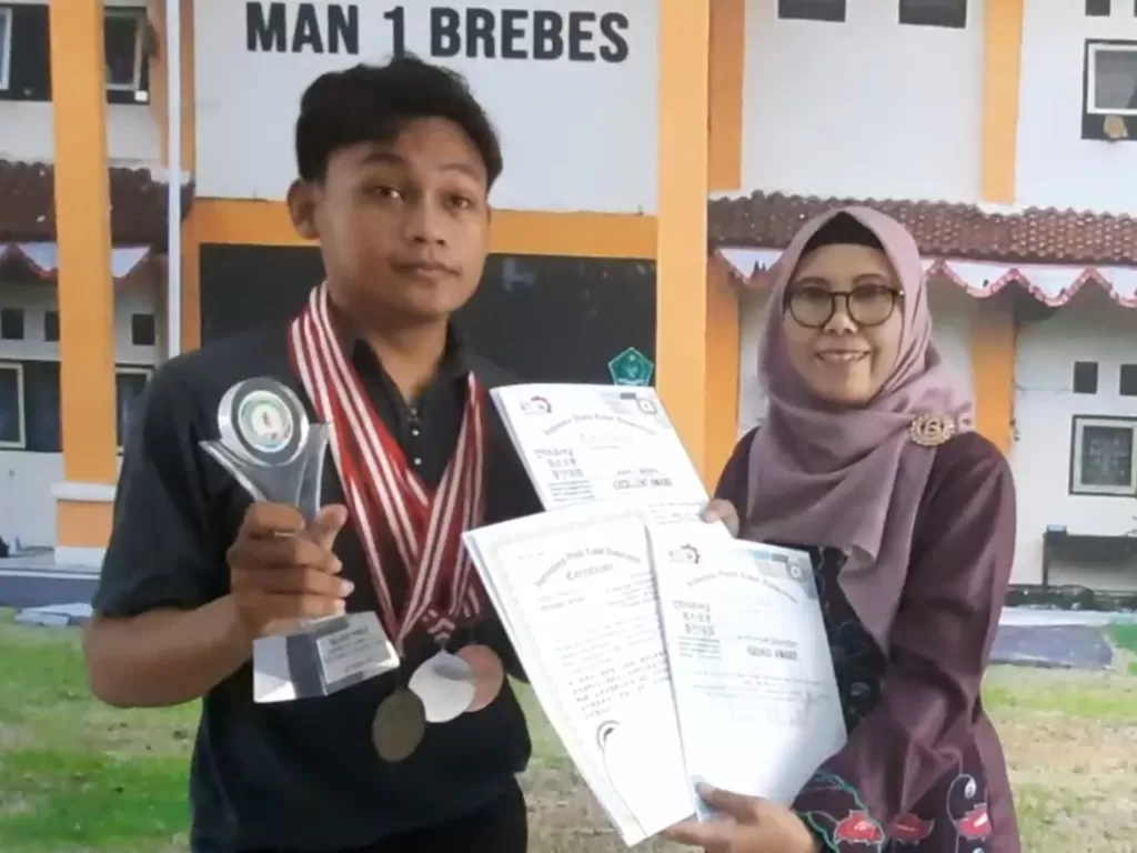 Muhammad Khaidar Khamzah, siswa yang baru lulus dari MAN 1 Brebes Jawa Tengah, diterima di 13 universitas luar negeri. (Z Creators/Nurakhmawati).