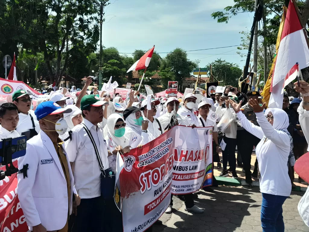 Para nakes di Pamekasan demo menolak RUU Kesehatan Omnibus Law. (Z Creators/Sugianto)