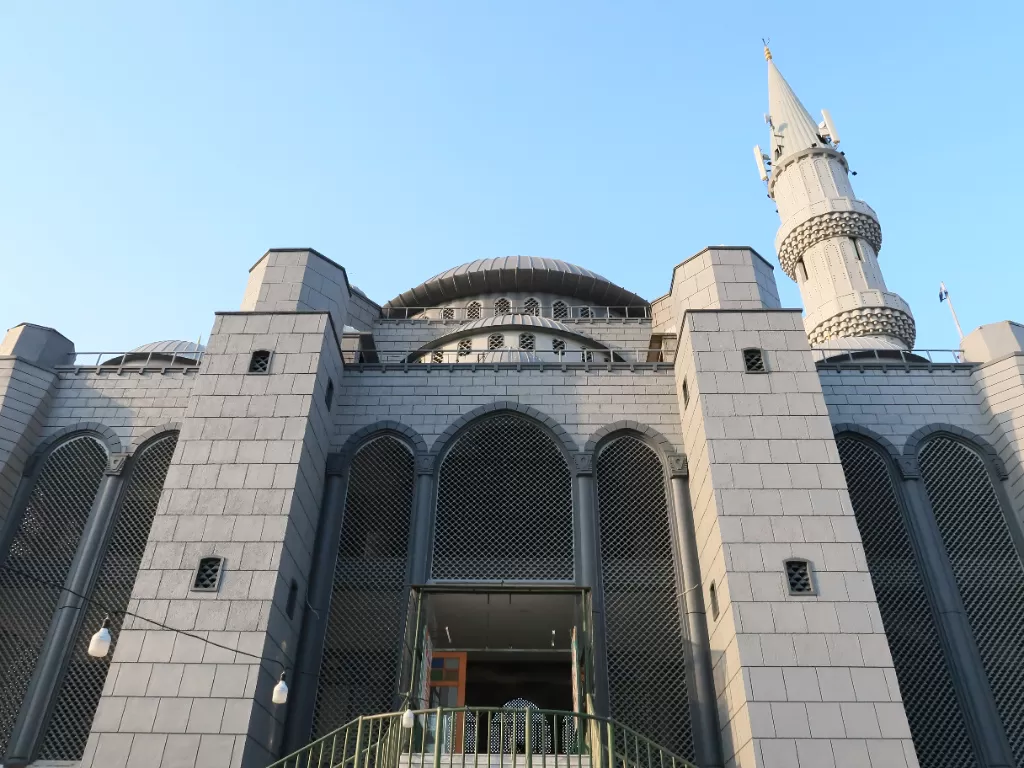 Masjid Jami Al Fajri Jakarta Selatan mirip Hagia Sophia di Turki. (Z Creators/Jauzi Muqqodas)