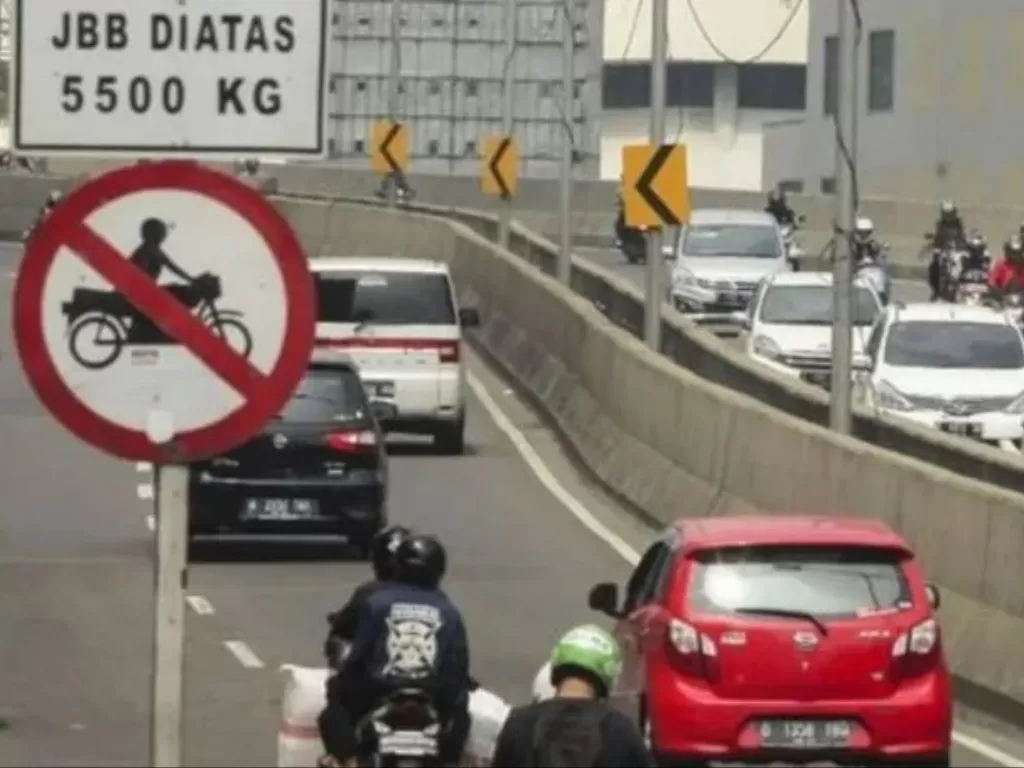 Pengendara sepeda motor dilarang melintas di Jalan Layang Non Tol Casablanca, Jakarta Selatan (Jaksel). (Twitter@tmcpoldametro)