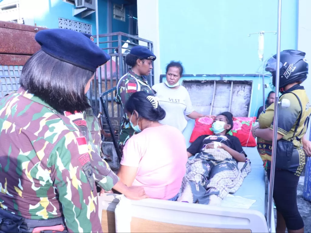 Proses evakuasi pasien di RSUD Abepura yang terbakar (Dok. Polda Papua)