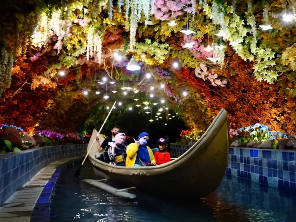Pengunjung diajak untuk berkeliling dunia dengan menaiki gondola di Malang Night Paradise. (Z Creators/Bhekti Setyowibowo)