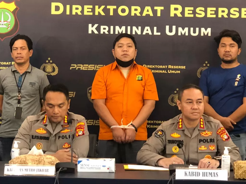 Konferensi pers kasus viral pria pakai pelat polisi ngamuk di Tol Jakarta. (INDOZONE/Samsudhuha Wildansyah).