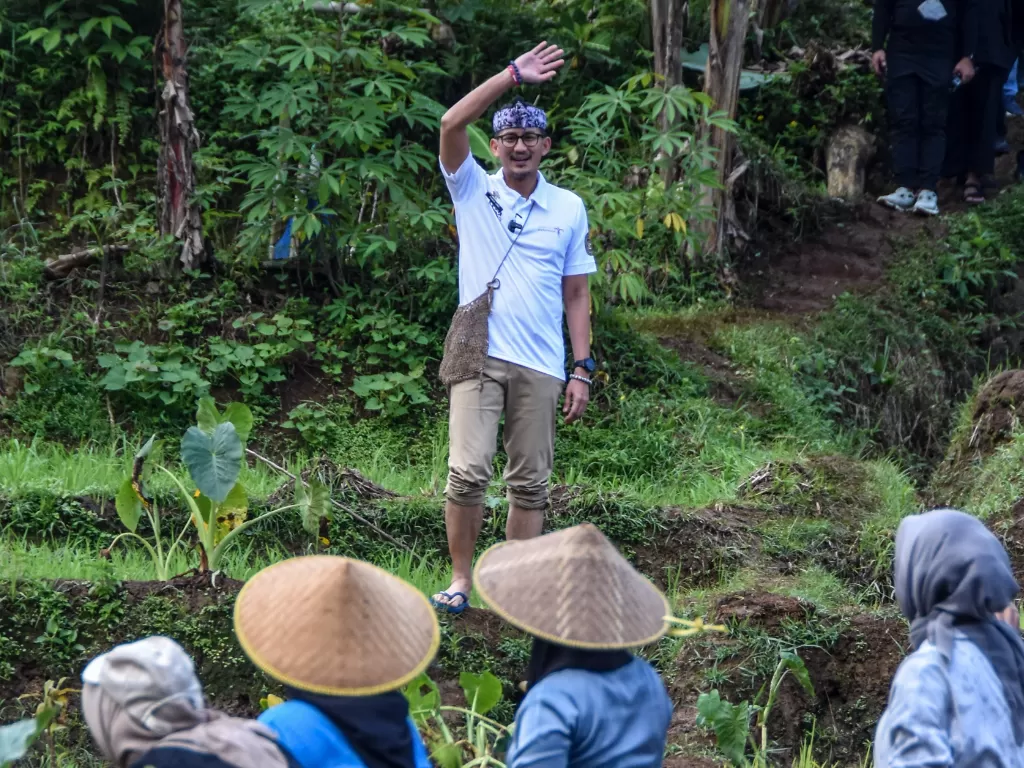Menparekraf Sandiaga Salahuddin Uno menyapa petani di Desa Wisata Salamanik, Kabupaten Ciamis, Jawa Barat, Kamis (6/4/2023). (ANTARA FOTO/Adeng Bustomi)