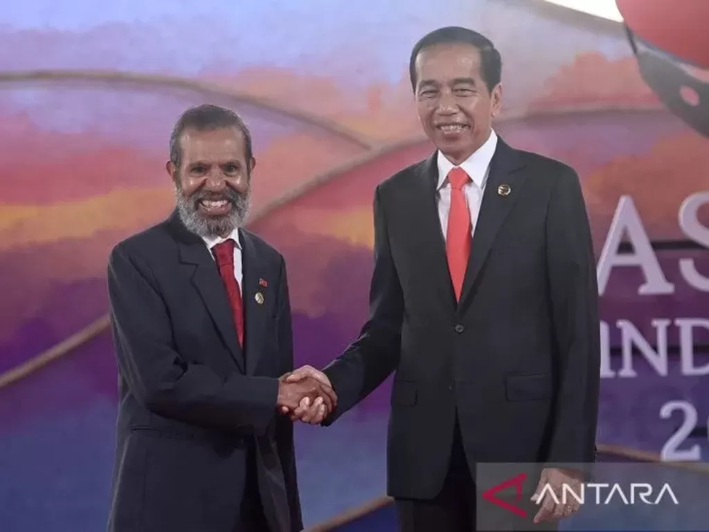 Presiden Joko Widodo menerima kedatangan Perdana Menteri Timor Leste Taur Matan Ruak dalam Konferensi Tingkat Tinggi (KTT) ke-42 ASEAN di Labuan Bajo (ANTARA FOTO/Aprillio Akbar)