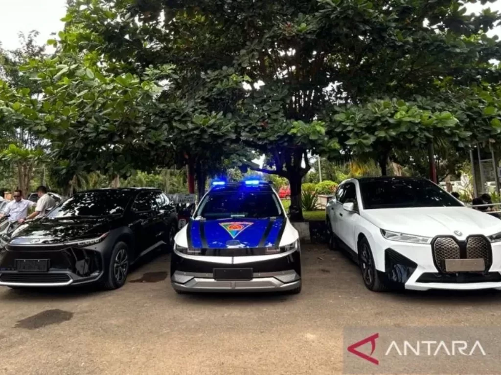   Sejumlah kendaraan listrik yang digunakan oleh delegasi KTT ke-42 ASEAN dan tim pengawal pengamanan. (ANTARA/Maria Cicilia Galuh)