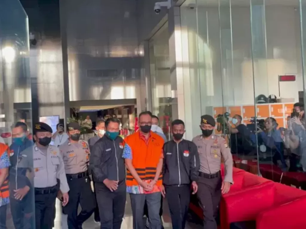 Rafael Alun ditahan KPK gunakan rompi orange. (INDOZONE/Asep Bidin Rosidin)