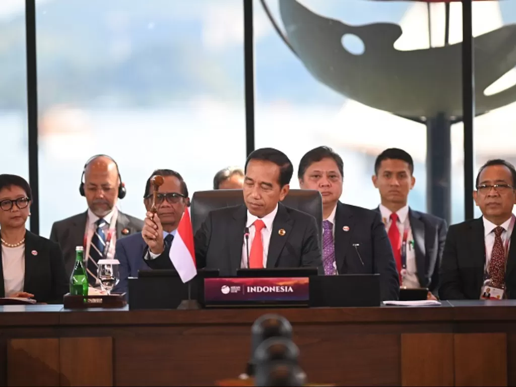 Presiden Jokowi mengetok palu menandai dibukanya Konferensi Tingkat Tinggi (KTT) Ke-42 ASEAN. (ANTARA FOTO/Rivan Awal Lingga)