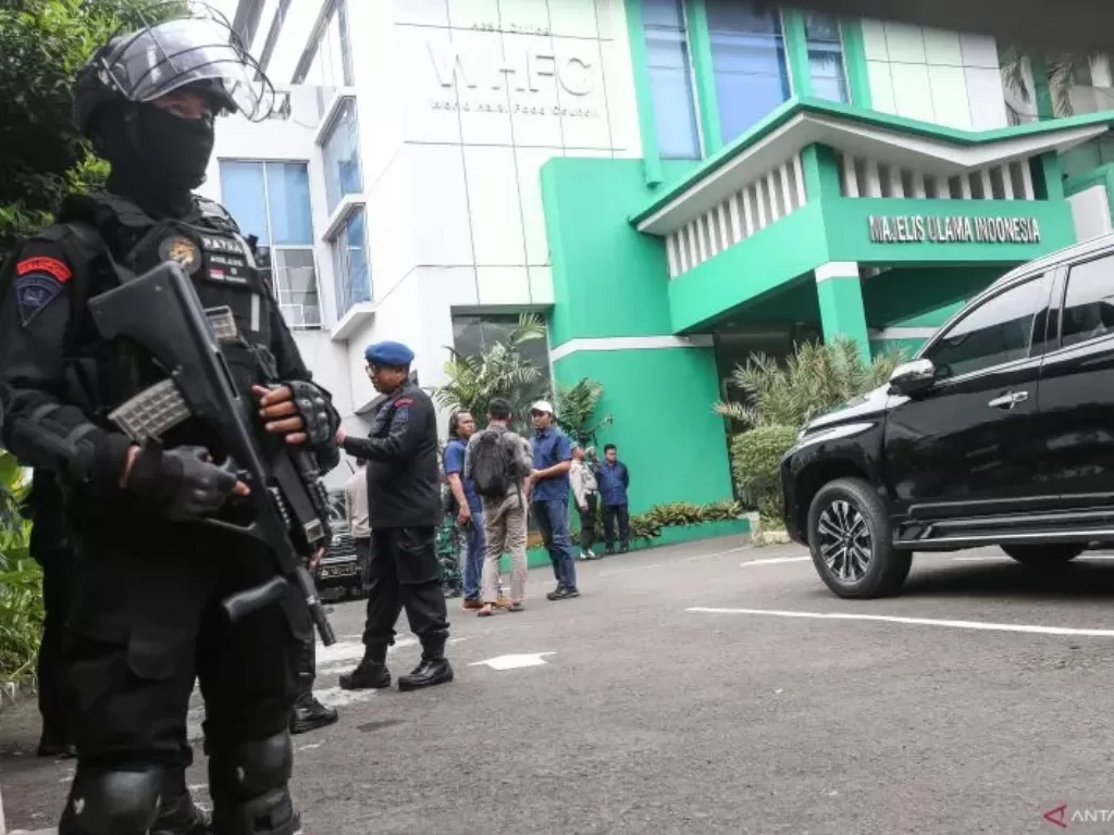 Anggota Brimob berjaga usai kejadian penembakan di Kantor Majelis Ulama Indonesia (MUI) Pusat, Jakarta, Selasa (2/5/2023). (ANTARA FOTO/Asprilla Dwi Adha)