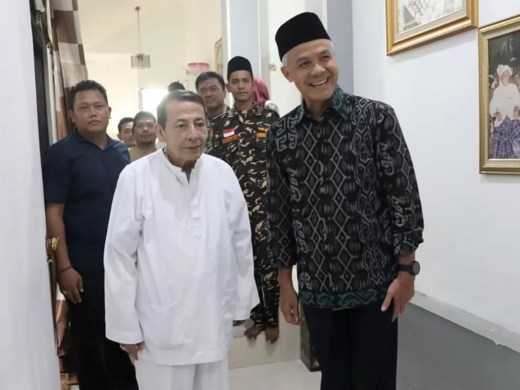 Gubernur Jawa Tengah Ganjar Pranowo saat sowan ke Habib Lutfi. (Dok Ganjar)