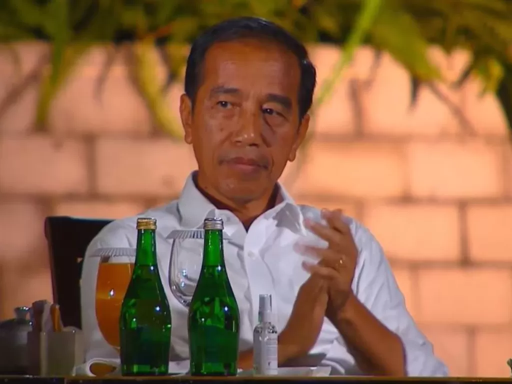 Presiden Jokowi di acara makan malam bersama kepala negara delegasi KTT ASEAN di Labuan Bajo. (ANTARA/Gilang Galiartha)