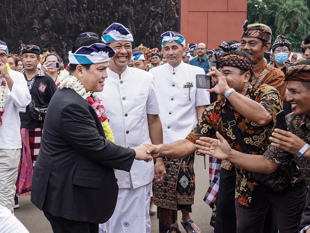 Menteri BUMN Erick Thohir (kiri) saat menghadiri acara Dharma Santi BUMN 2023 di Gedung Sasono Utomo TMII, Jakarta, Senin (1/5/2023). (ANTARA FOTO/Dhemas Reviyanto)