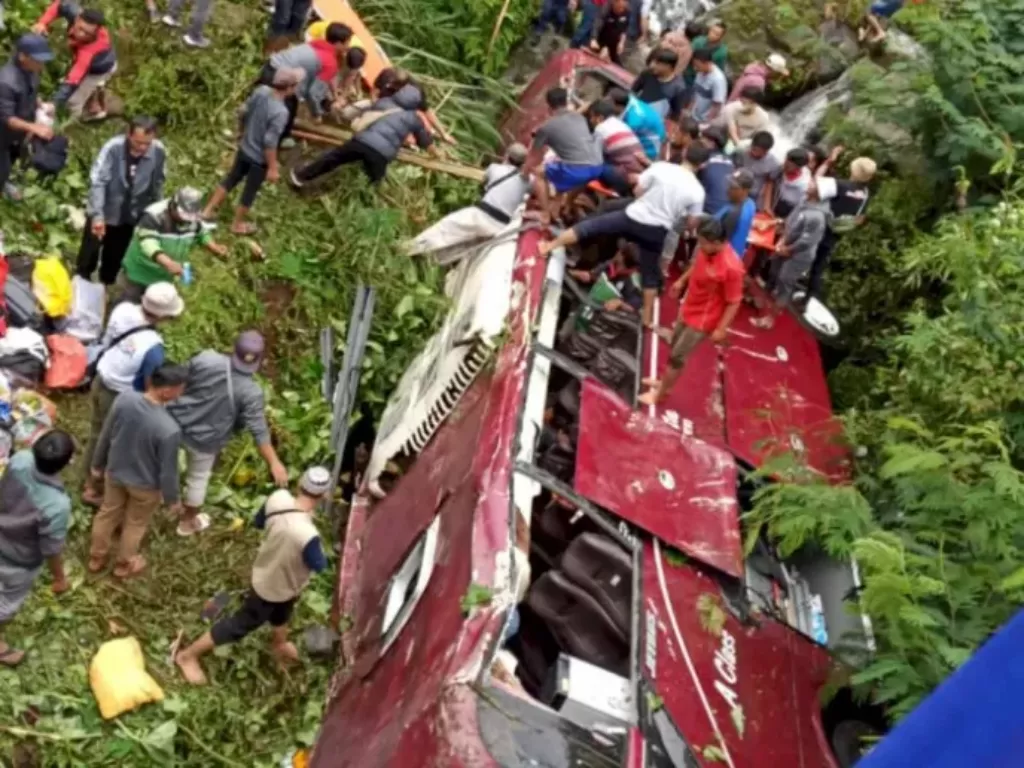 Puluhan penumpang jadi korban saat sebuah bus terjun bebas ke sungai. (Z Creators/Arina Amaliya)