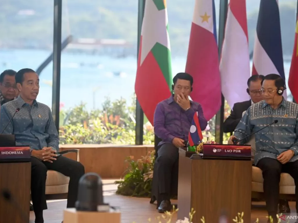 Presiden Joko Widodo memberikan paparan sementara PM Laos Sonexay Siphandone (kanan) mendengarkan pemaparan tersebut saat Retreat Session Konferensi Tingkat Tinggi (KTT) Ke-42 ASEAN, di Labuan Bajo, Manggarai Barat, NTT, Kamis (11/5/2023). (ANTARA FOTO/Ri