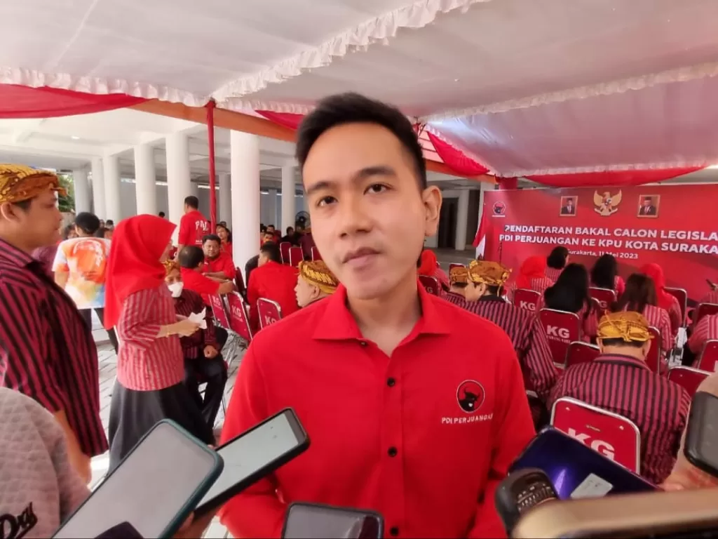 Gibran Rakabuming Raka meminta para Bacaleg PDIP yang didaftarkan ke KPU Solo untuk mengurangi kampanye spanduk, namun memperbanyak gerakan di media sosial. (Z Creators/Ari Welianto)