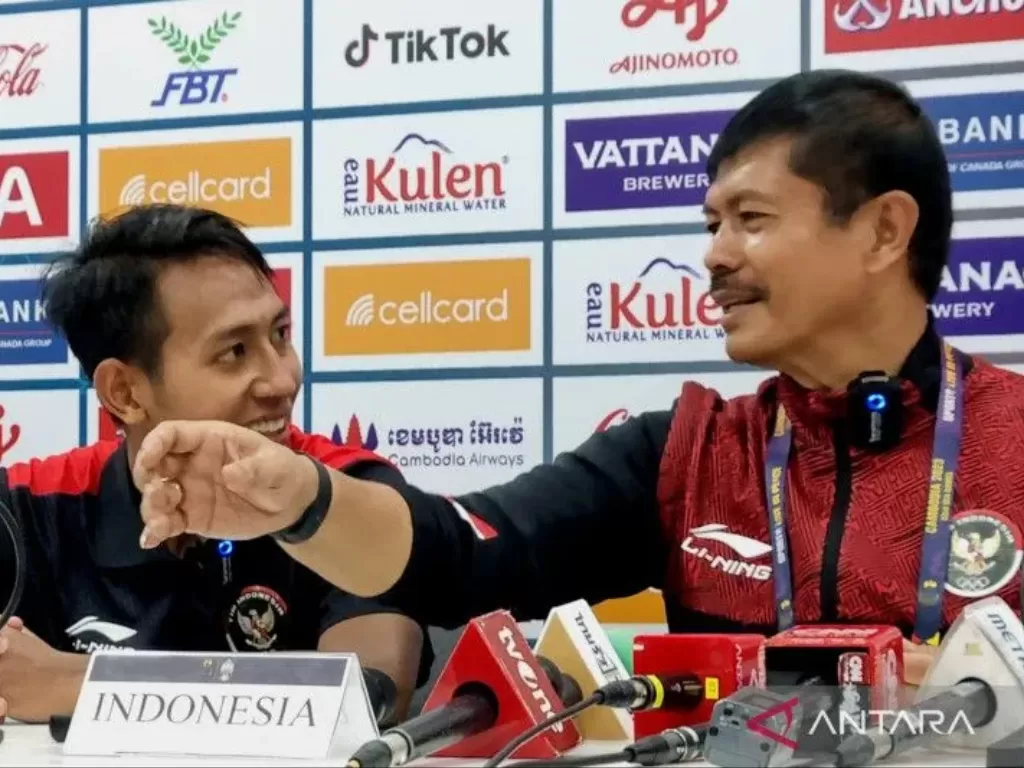 Pelatih timnas U-22 Indonesia Indra Sjafri (kanan) memberi keterangan usai laga Grup A SEA Games 2023 (ANTARA/Bayu Kuncahyo)