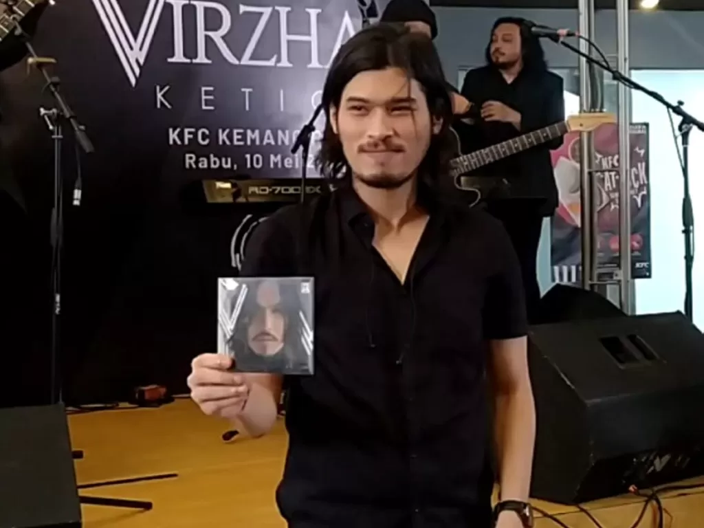 Virzha menunjukkan albumnya kepada media. (Z Creators/Gunawan).