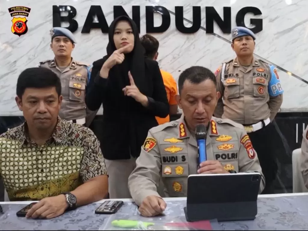 Konferensi pers Polrestabes Bandung terkait viral pedagang ancam pembeli di Pasar Gedebage. (Dok Istimewa).