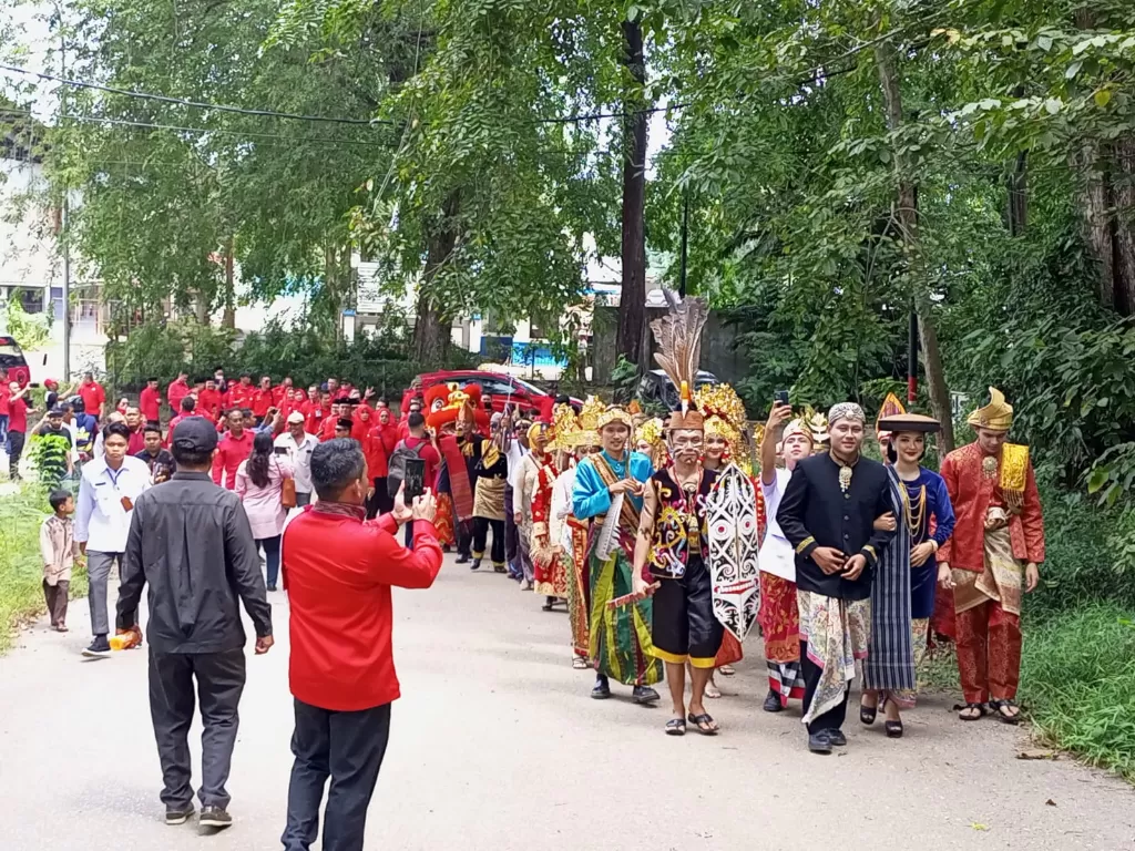 Pawai budaya meramaikan pendaftaran Bacaleg PDIP Kota Batam di ke KPU. (Z Creators/Habibi)