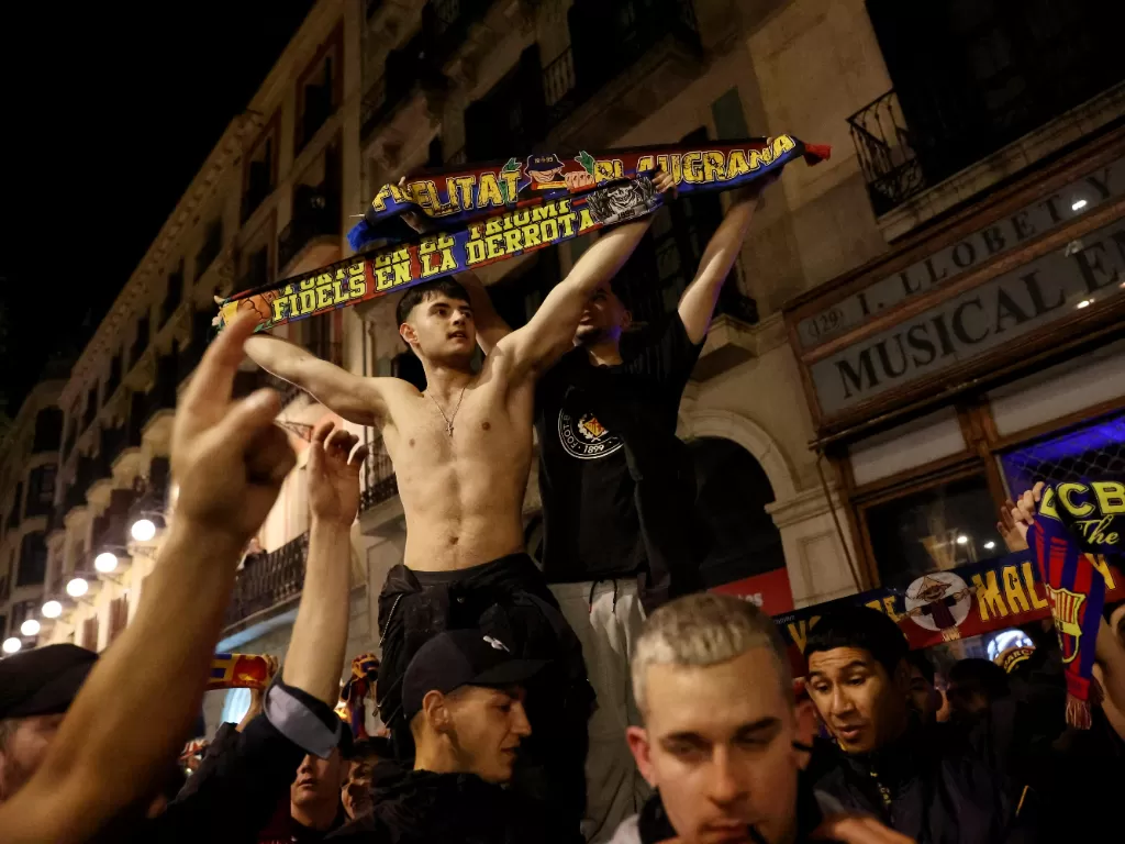 Para suporter Barcelona merayakan kesuksesan klub idola mereka menjuarai LaLiga. (REUTERS/Nacho Doce)