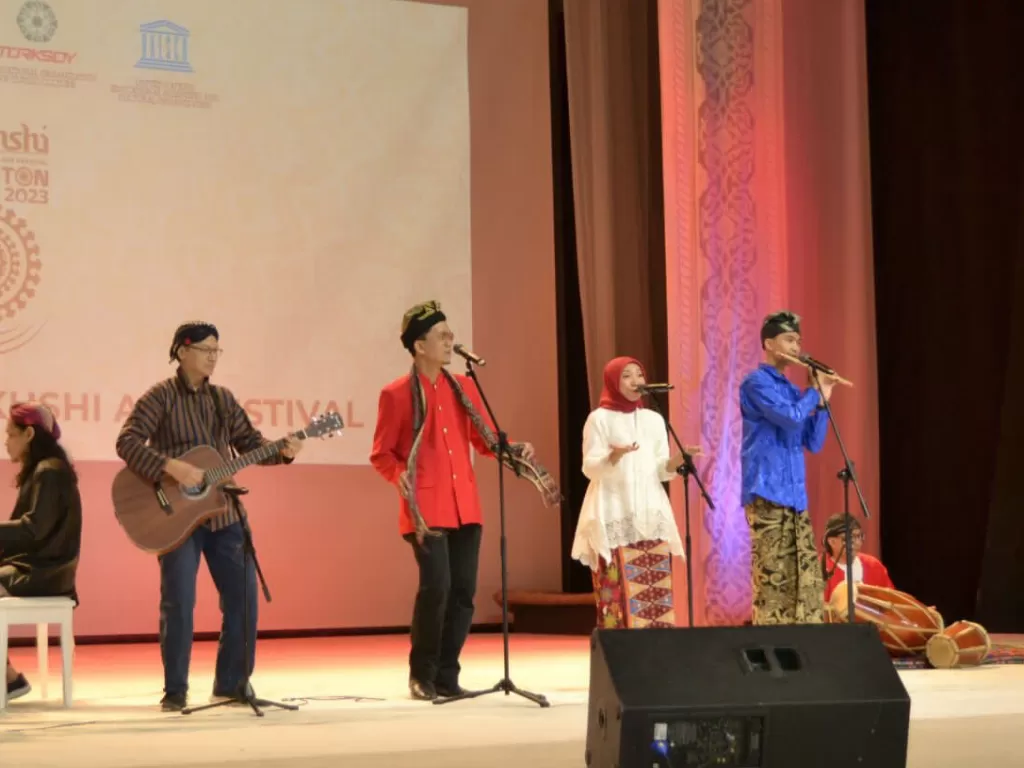 Delegasi Indonesia saat tampil di III Bakhshi International Art Festival di Guliston, Uzbekistan, Minggu (7/5/2023) (Handout)