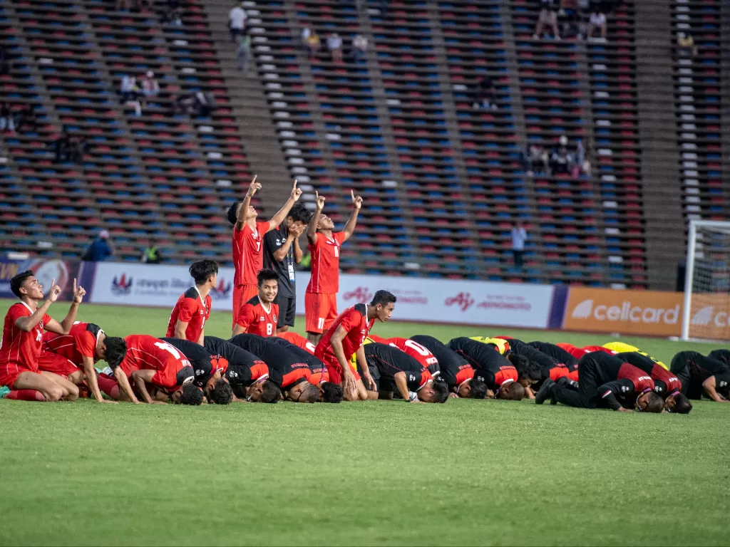 Para personel Timnas Indonesia U-22 tunjukkan rasa syukur usai lolos ke final SEA Games 2023. (ANTARA FOTO/Muhammad Adimaja)