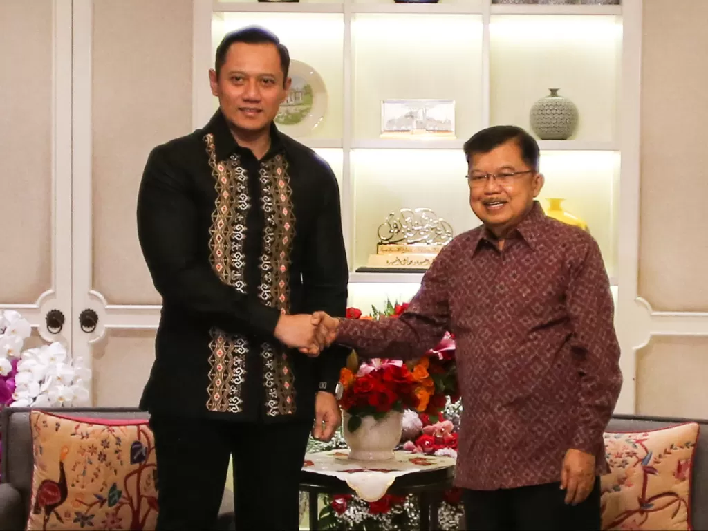 Mantan Wakil Presiden RI, Jusuf Kalla bertemu dengan Ketum Partai Demokrat, Agus Harimurti Yudhoyono. (ANTARA FOTO/Rivan Awal Lingga)