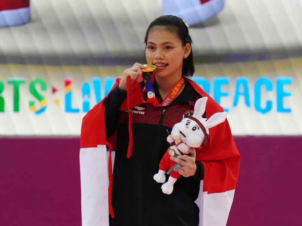 Atlet Taekwondo wanita Indonesia, Tsabitha Alfiah Ramadani raih emas di SEA Games 2023. (REUTERS/Cindy Liu)