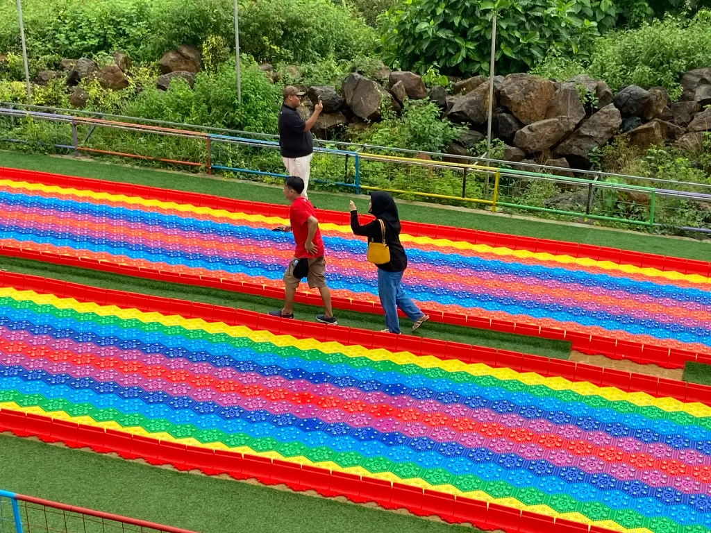 Rainbow Slide Terpanjang di Indonesia yang Viral di Maros Highland. (Z Creators/Rudi Hartono)