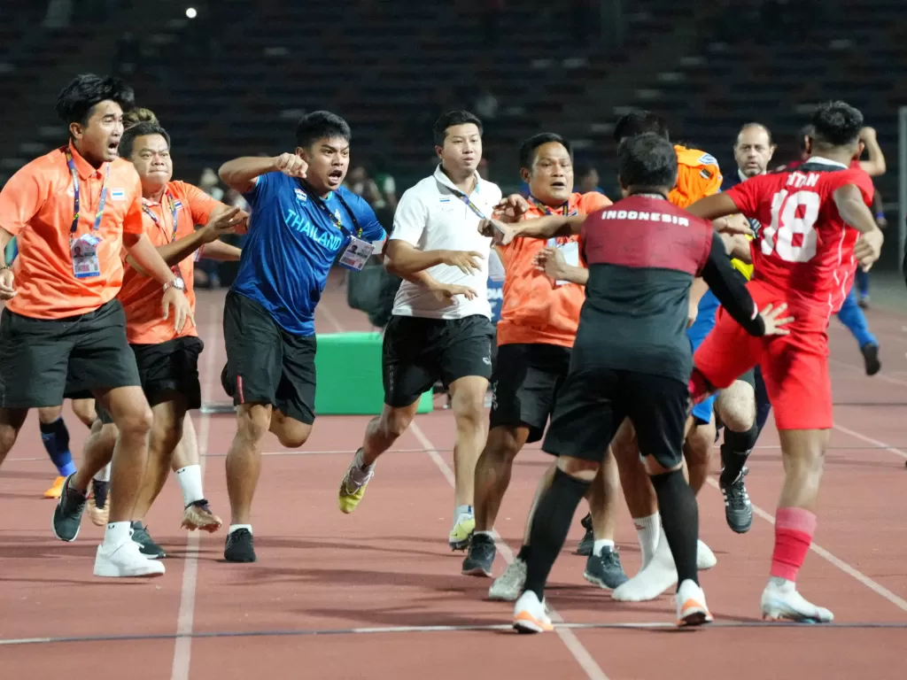 Kericuhan terjadi di laga final SEA Games 2023 antara Timnas Indonesia U-22 vs Thailand. (REUTERS/Cindy Liu)