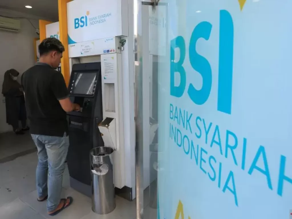 Ilustrasi. Sejumlah nasabah melakukan transaksi di mesin ATM BSI ( ANTARA FOTO/Syifa Yulinnas)